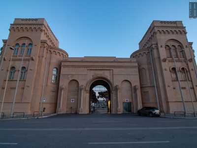 Fiera del Levante - A nord del vecchio stadio, delimitato da alte mura, si trova il quartiere fieristico inaugurato nel 1930 e formato da piazze, vie, fontane ed edifici, proprio come un normale rione, pur senza la presenza di abitazioni. Ospita uffici e sedi istituzionali, ma soprattutto grandi eventi, il principale dei quali � quello della Fiera del Levante